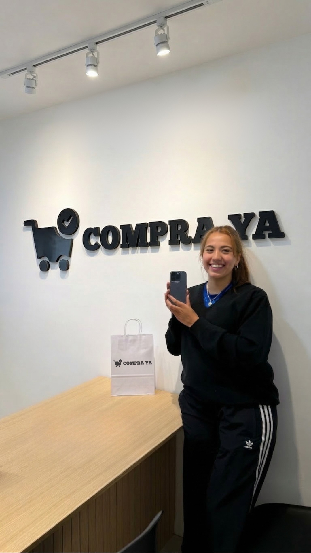 Thiara P. con su iPhone 13 Pro Max de CompraYa