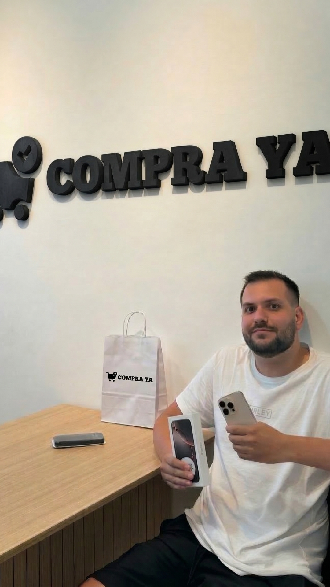 Nicolás D. con su iPhone 16 Pro Max de CompraYa