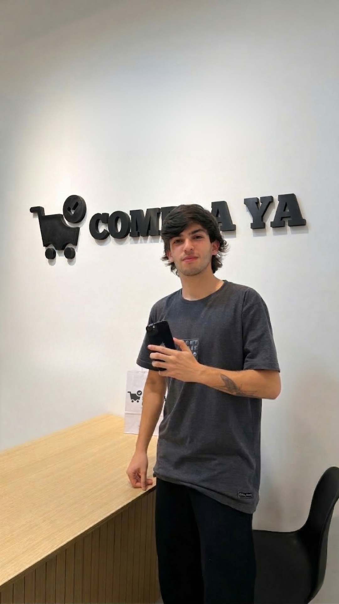 Gianluca K. con su iPhone 15 Pro de CompraYa