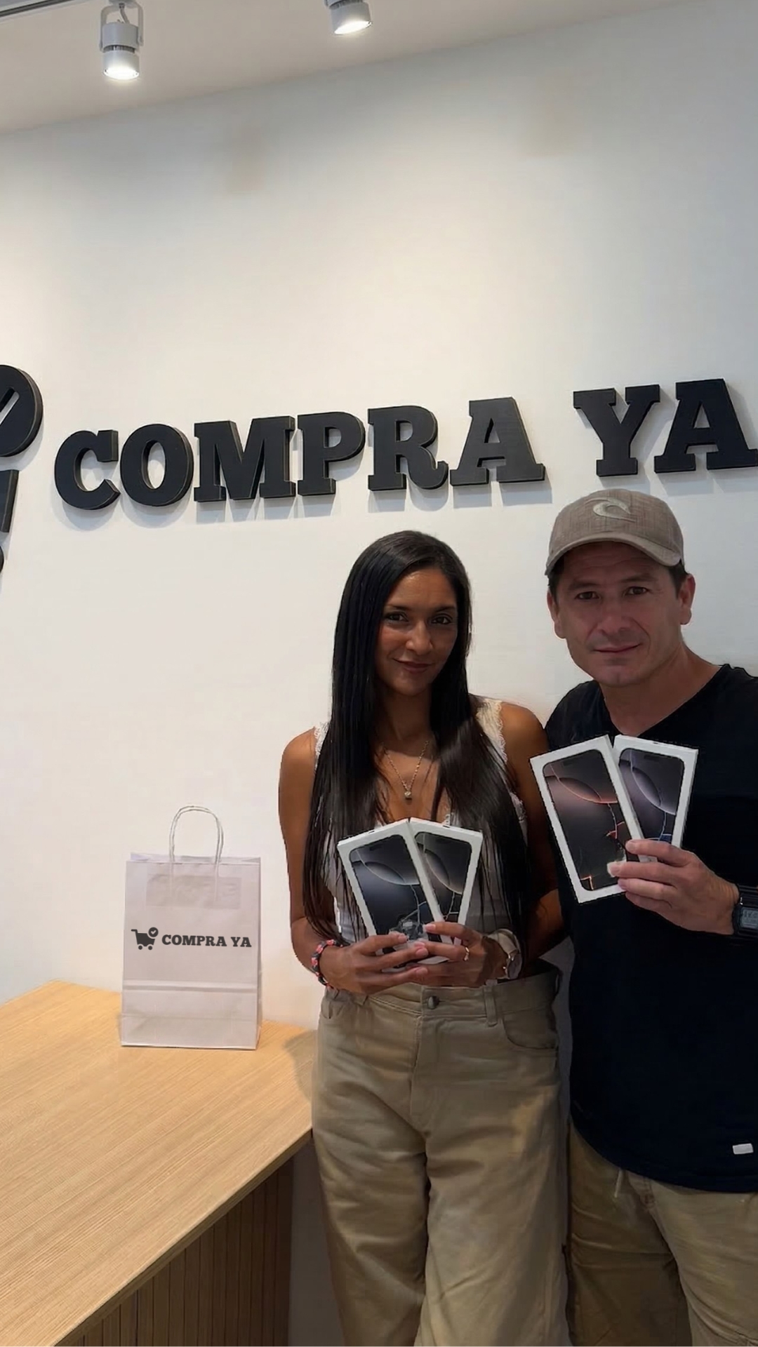 Facundo & Agus con su iPhone 15 Pro de CompraYa