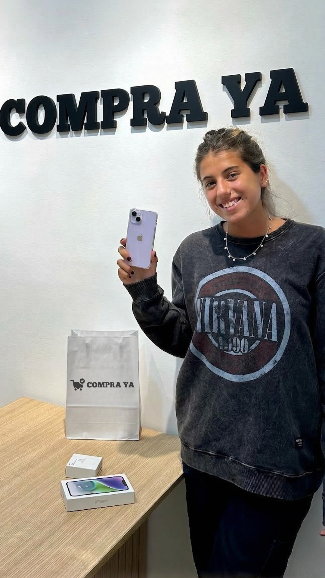 Mia H. con su iPhone 14 de CompraYa