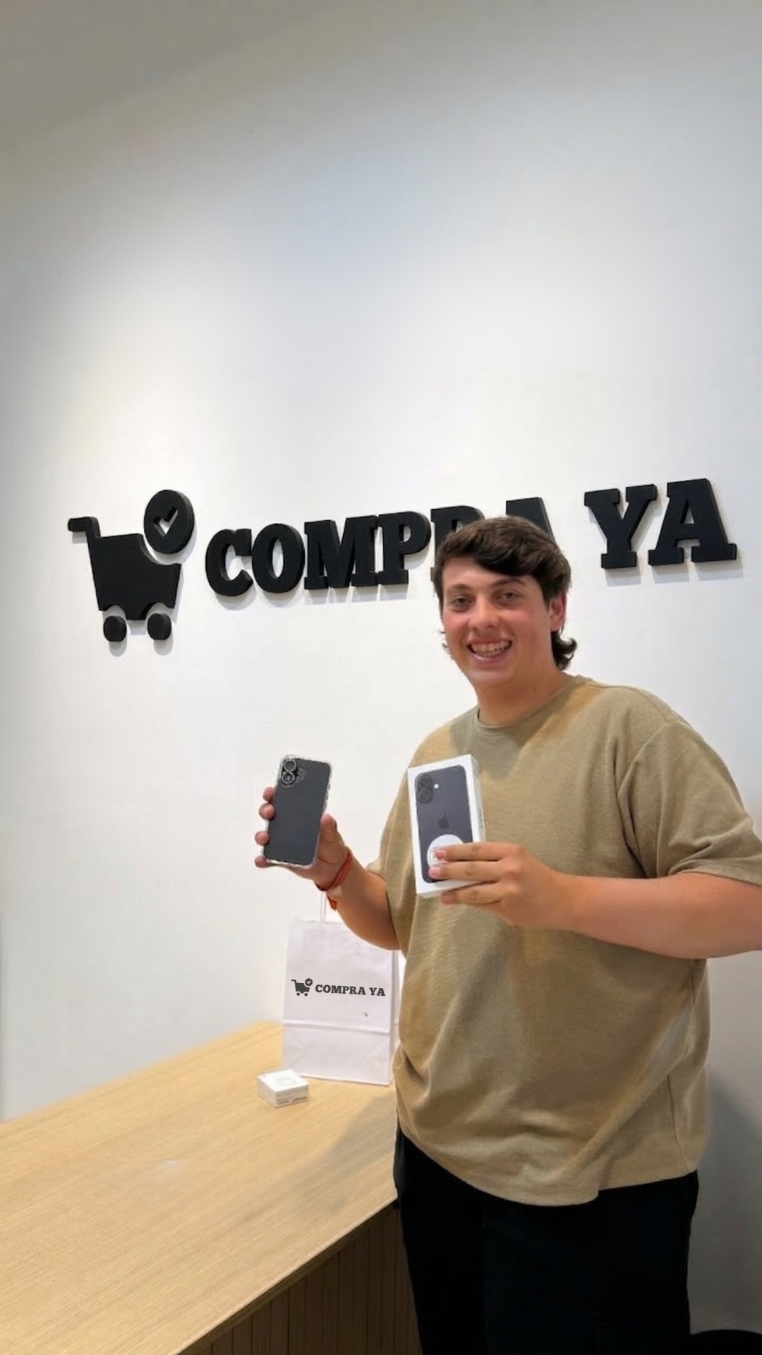 Joaquín B. con su iPhone 16 de CompraYa