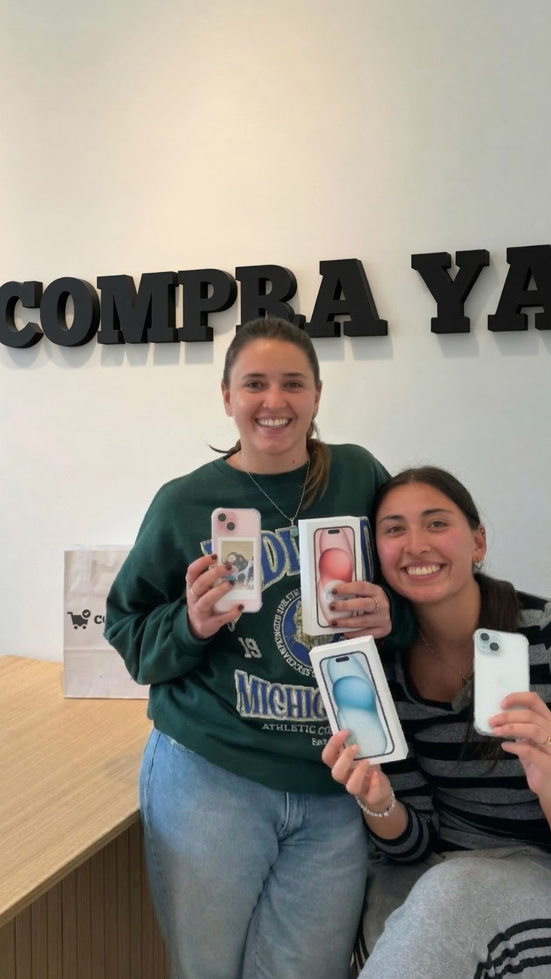 Lola & Pau con su iPhone 15 de CompraYa