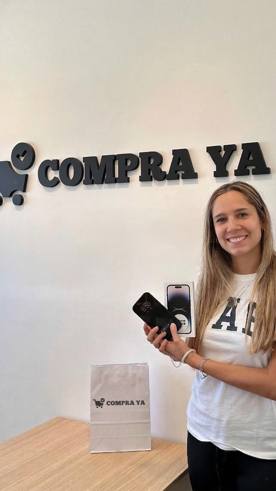 Delfina S. con su iPhone 15 Pro de CompraYa