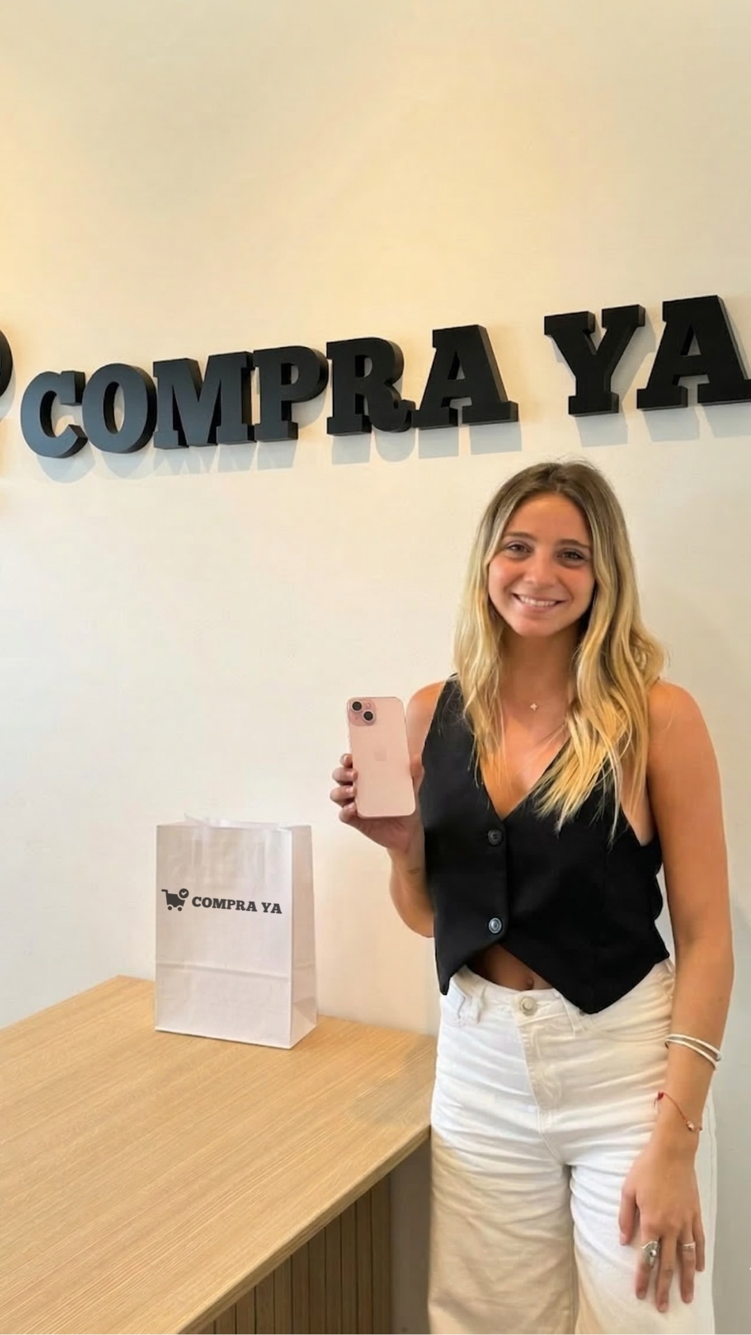 Catalina F. con su iPhone 15 de CompraYa