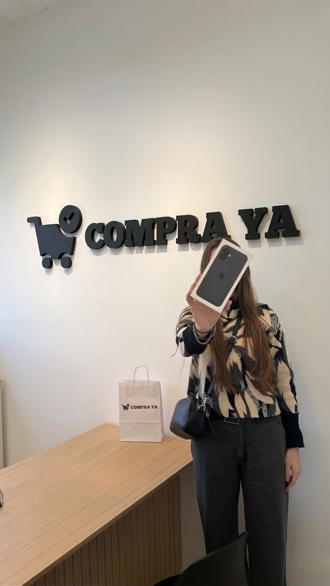 Milagros V. con su iPhone 16 de CompraYa
